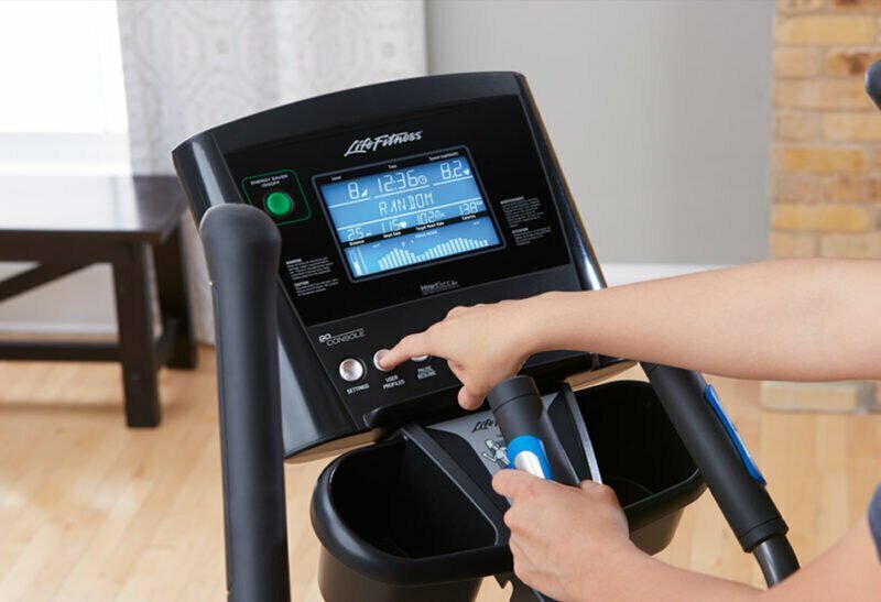 Life Fitness E1 elliptikus tréner GO konzollal