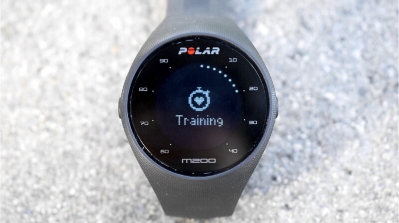 Polar M200 GPS csuklóalapú pulzusmérő óra