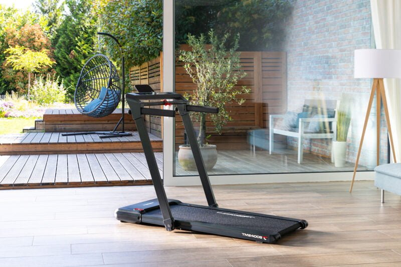 Christopeit sport TM 2400S futópad gesztusvezérléssel és talajvédő szőnyeggel