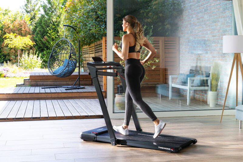 Christopeit sport TM 2400S futópad gesztusvezérléssel és talajvédő szőnyeggel