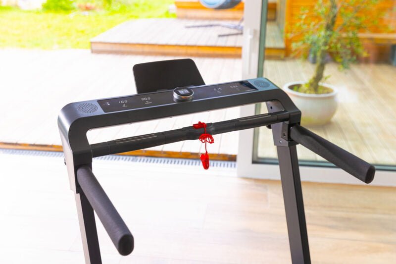 Christopeit sport TM 2400S futópad gesztusvezérléssel és talajvédő szőnyeggel