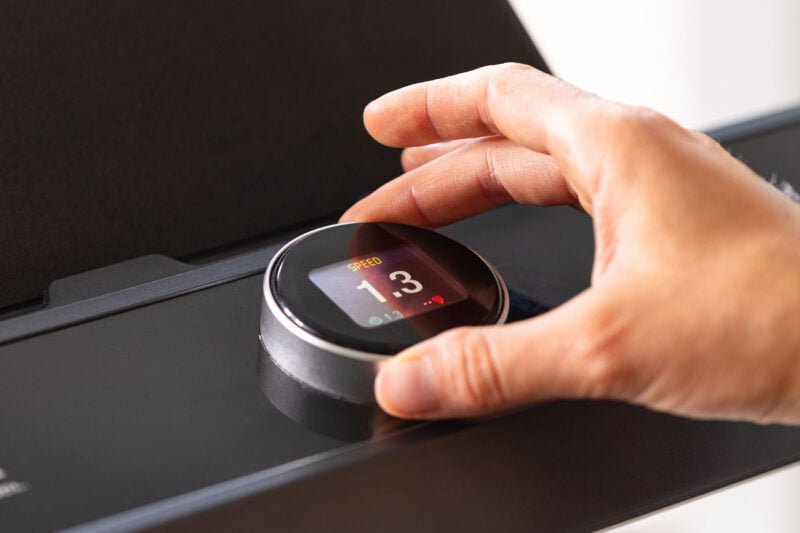 Christopeit sport TM 2400S futópad gesztusvezérléssel és talajvédő szőnyeggel