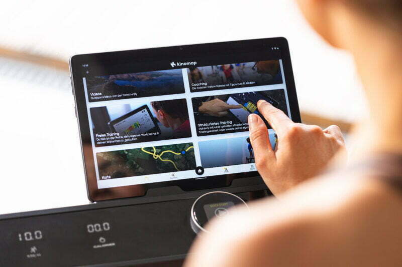 Christopeit sport TM 2400S futópad gesztusvezérléssel és talajvédő szőnyeggel