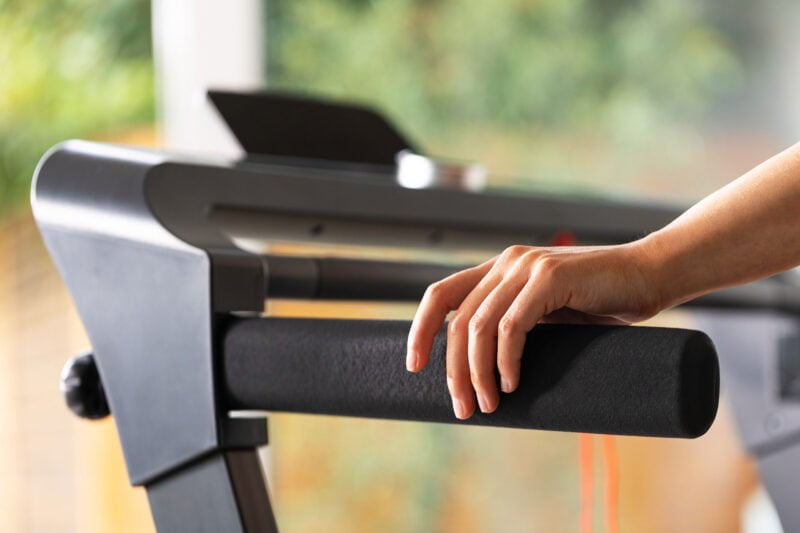 Christopeit sport TM 2400S futópad gesztusvezérléssel és talajvédő szőnyeggel