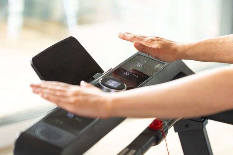 Christopeit sport TM 2400S futópad gesztusvezérléssel és talajvédő szőnyeggel