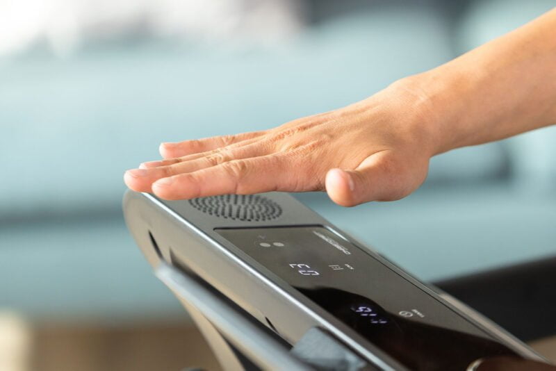 Christopeit sport TM 2400S futópad gesztusvezérléssel és talajvédő szőnyeggel