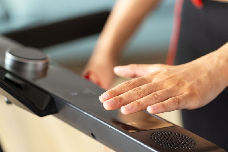 Christopeit sport TM 2400S futópad gesztusvezérléssel és talajvédő szőnyeggel