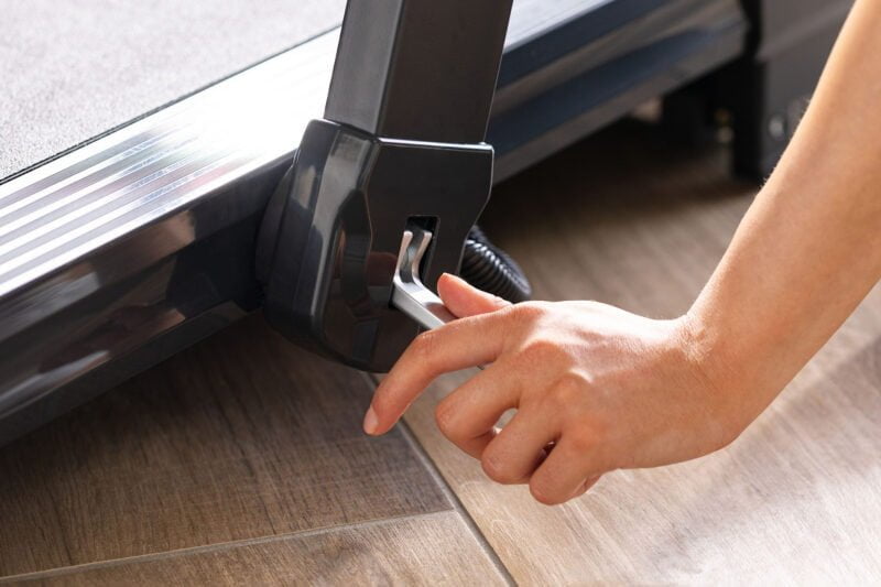 Christopeit sport TM 2400S futópad gesztusvezérléssel és talajvédő szőnyeggel