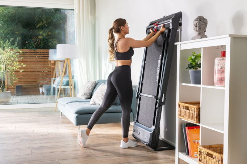 Christopeit sport TM 2400S futópad gesztusvezérléssel és talajvédő szőnyeggel