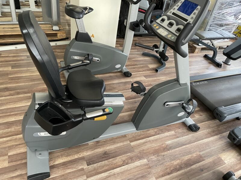 matrix_fitness_r1x_hasznalt_edzotermi_hattamlas_szobakerekpar_01 Matrix Fitness R1x használt edzőtermi háttámlás szobakerékpár