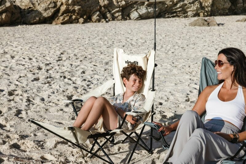 VirtuFit Összecsukható kemping fotel lábtartóval és hordtáskával - bézs