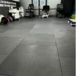 Flow Fitness Gumipadló edzőterembe vízálló SBR réteggel 100x100x2cm