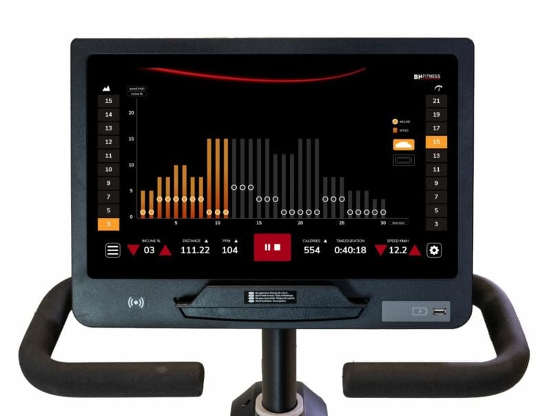 BH Fitness Inertia H778 profi edzőtermi háttámlás szobakerékpár 19" Smart Focus kijelzővel