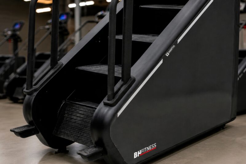 BH Fitness Inertia SC700 profi edzőtermi Climber lépcsőzőgép LED kijelzővel